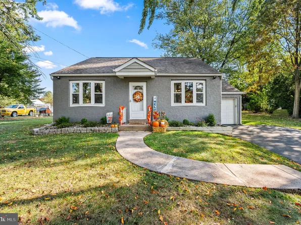 15 Village Dr, Feasterville Trevose, PA 19053