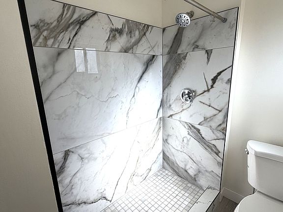 5th image of 827 Lime Ave #1/2