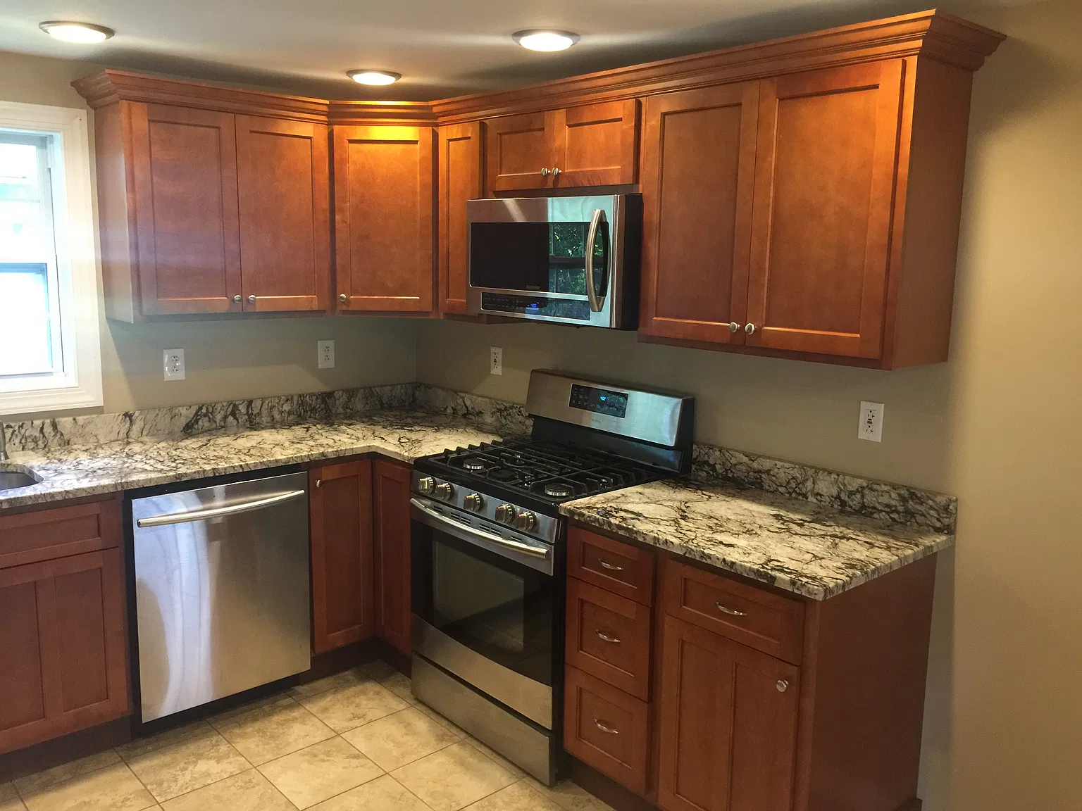 2 bed, 950 sqft, $1,600 — Photo 3