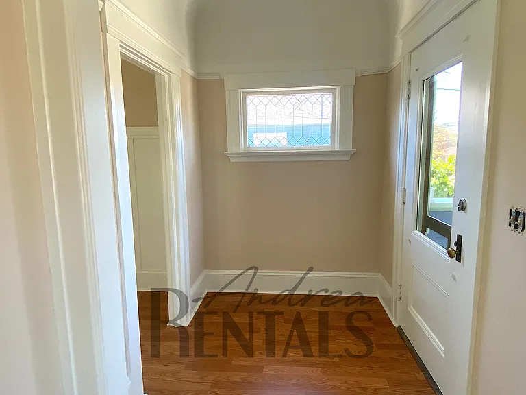 1028 Broadway — Photo 3