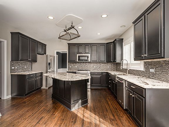 5th image of 566 Savannah Dr