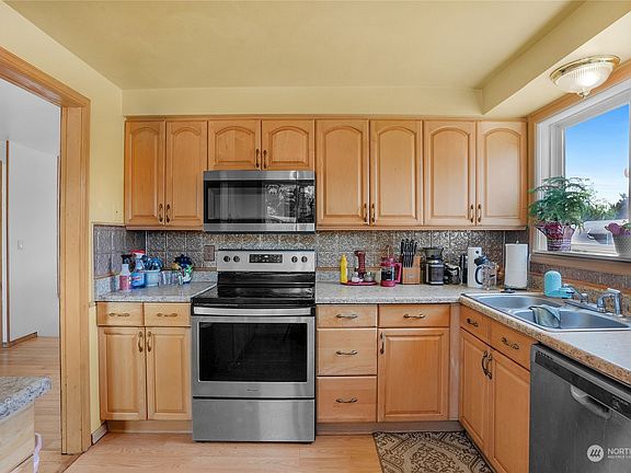 4th image of 11703 28th Street NE