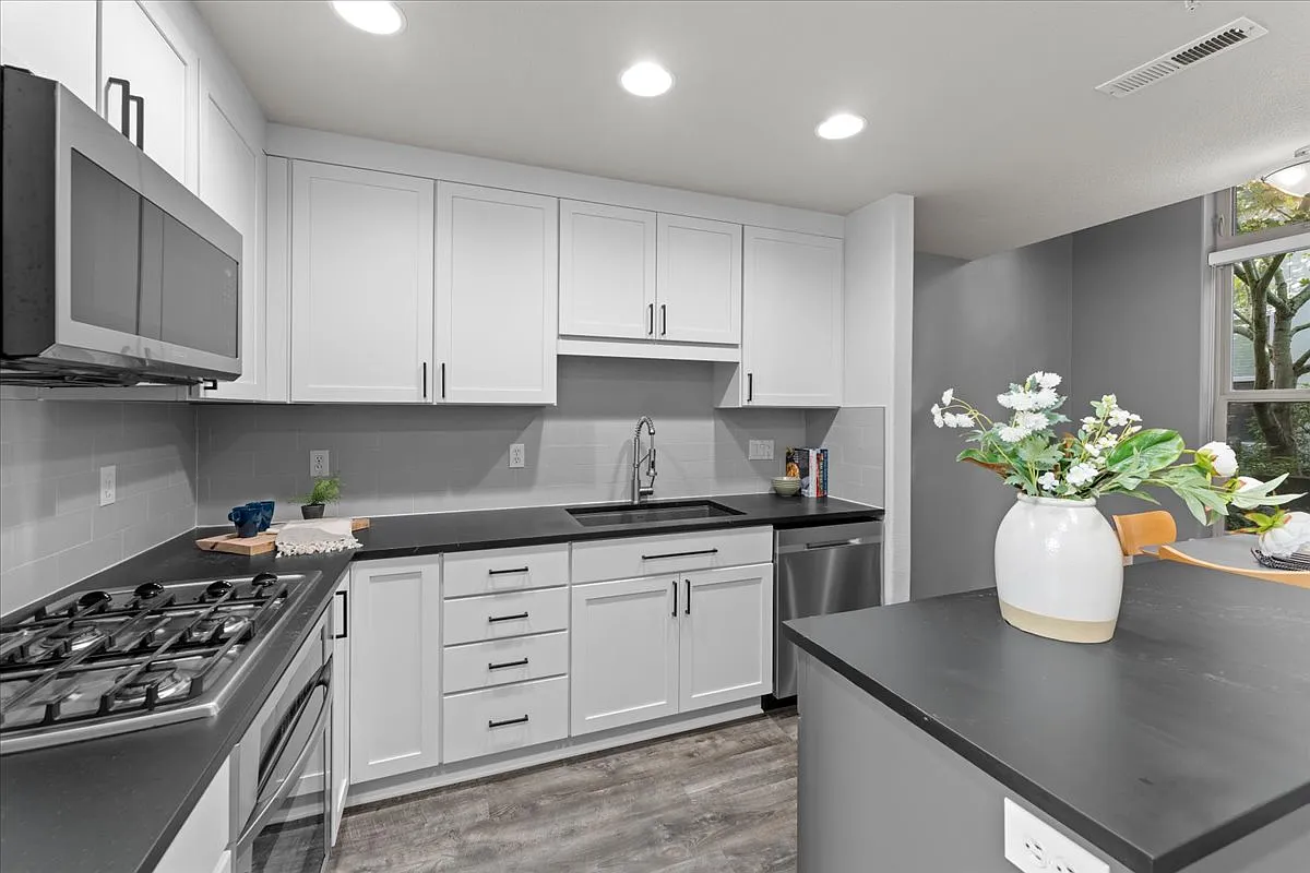 3 bed, 2.5 bath, 1899 sqft, $3,695 — Photo 4