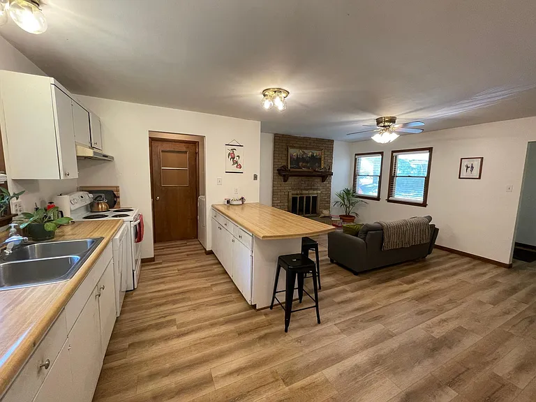 1813 Vaughn Dr — Photo 3