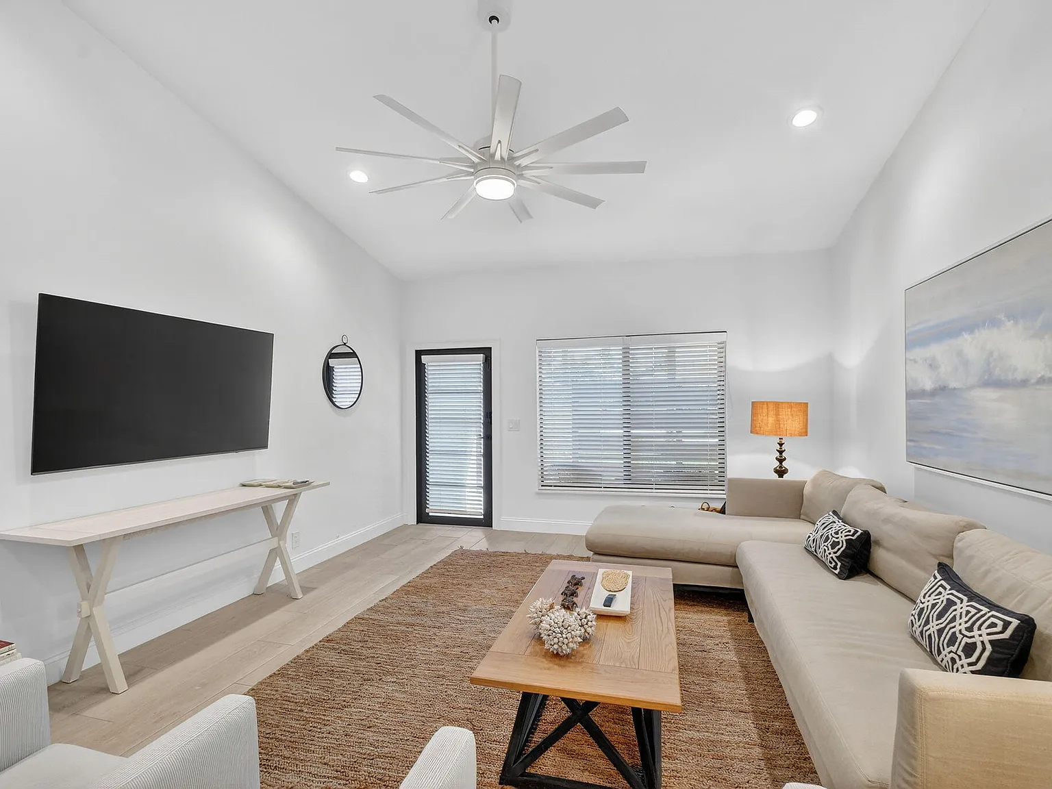 3 bed, 2.0 bath, 1500 sqft, $5,600 — Photo 4