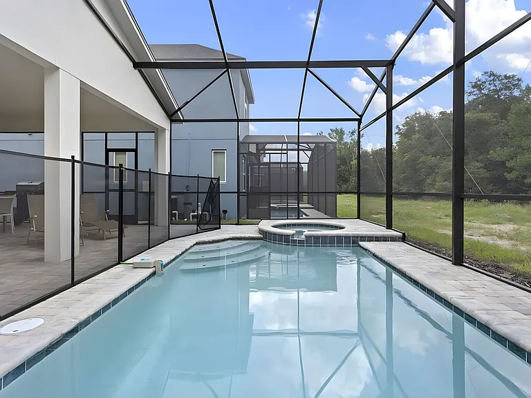 Tropical Palms Cir — Photo 38