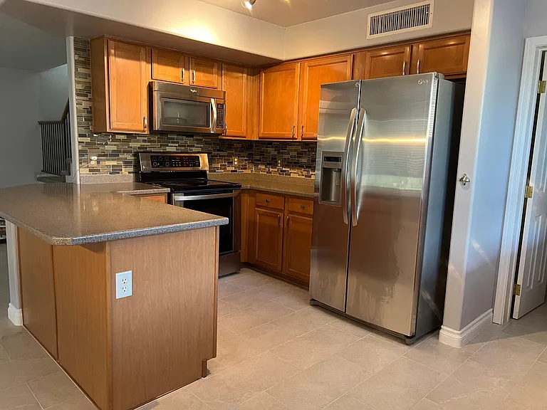 6821 S 40th Dr — Photo 3