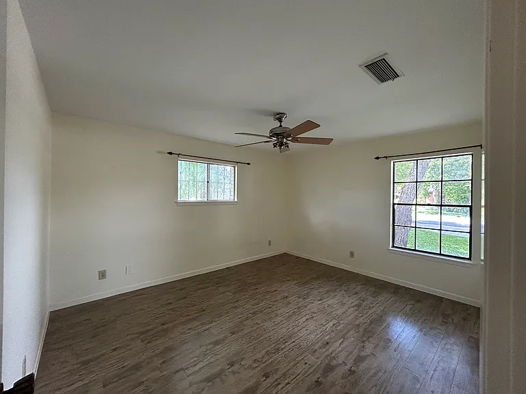 17 Ebony Ave — Photo 6