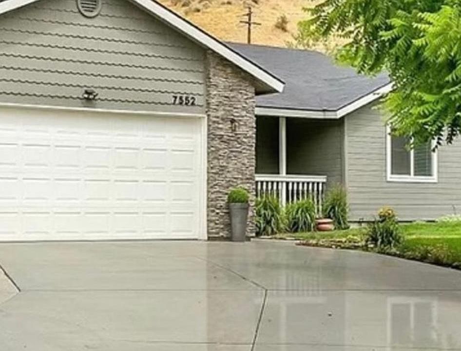 1st image of 7552 W Devonwood Dr