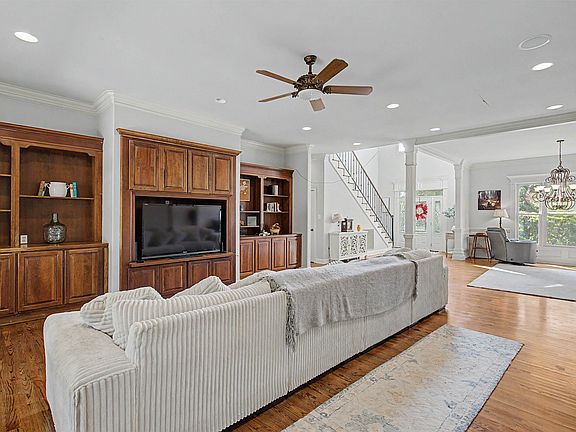 3rd image of 13 Somersett Dr