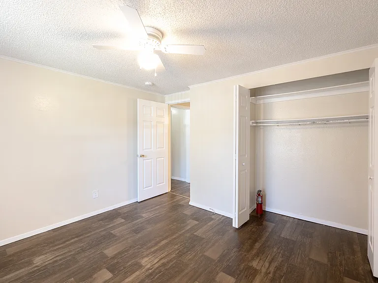 Crystal Court Apartments — Photo 41
