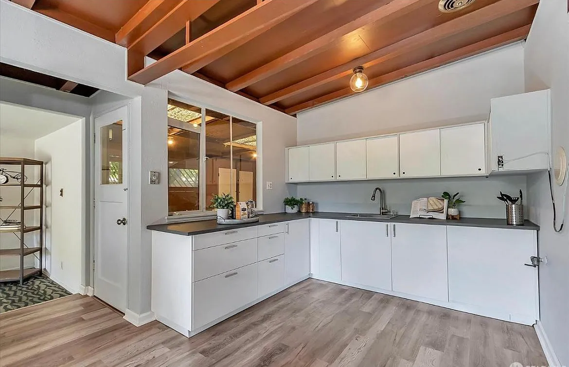 233 W Hemlock Ave — Photo 1