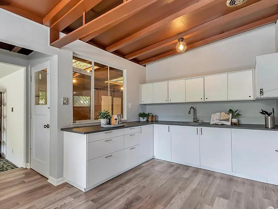 233 W Hemlock Ave