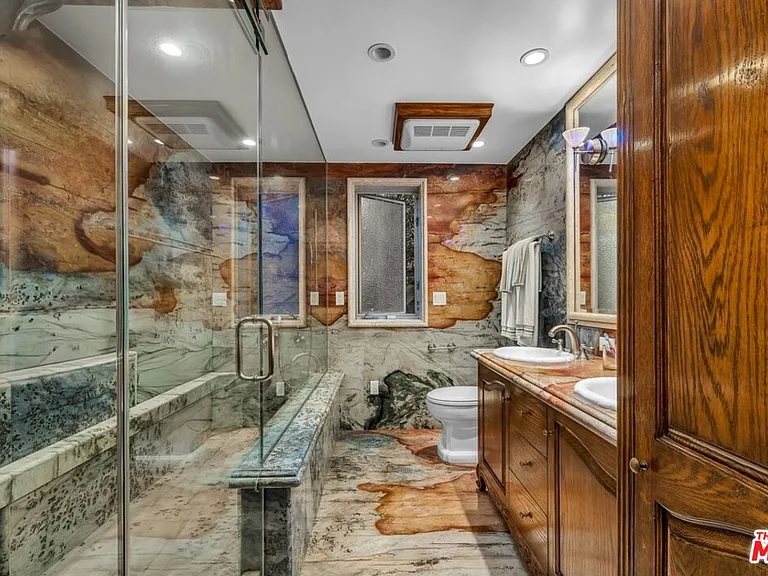 829 N Whittier Dr — Photo 28