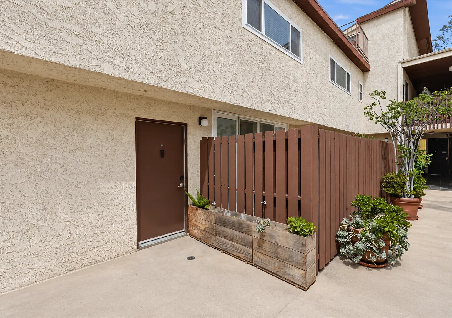 Bright & Airy, 2br2.5ba Townhouse W/ Dual Primary Suites, Fenced Patio & 2-Car Gated Parking In W... — Photo 4