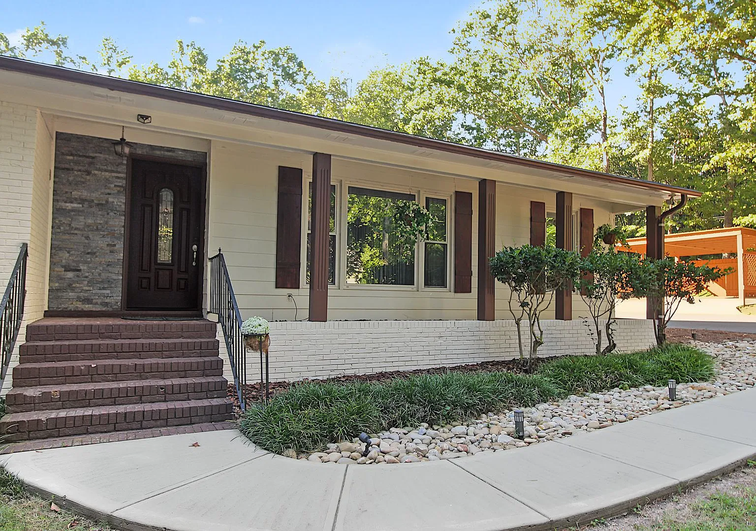 Beautiful South Charlotte Ranch with Huge Screened Porch & Fenced Yard — Photo 3