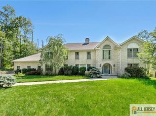 60 Evergreen Ln, Watchung, NJ 07069