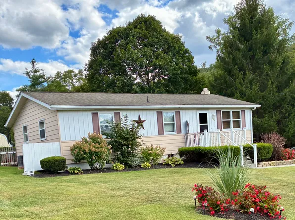 130 Mountain Crest Dr, White Sulphur Springs, WV 24986