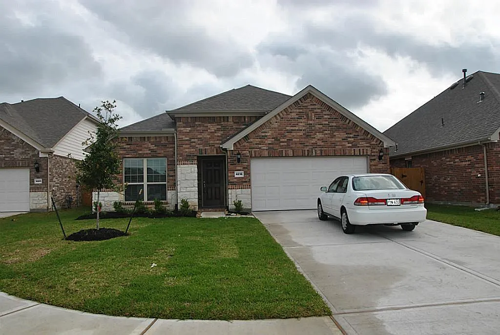 3 bed, 2.0 bath, 2212 sqft, $2,400 — Photo 2