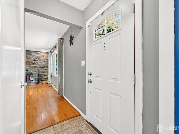 3rd image of 29 Lynn Ave