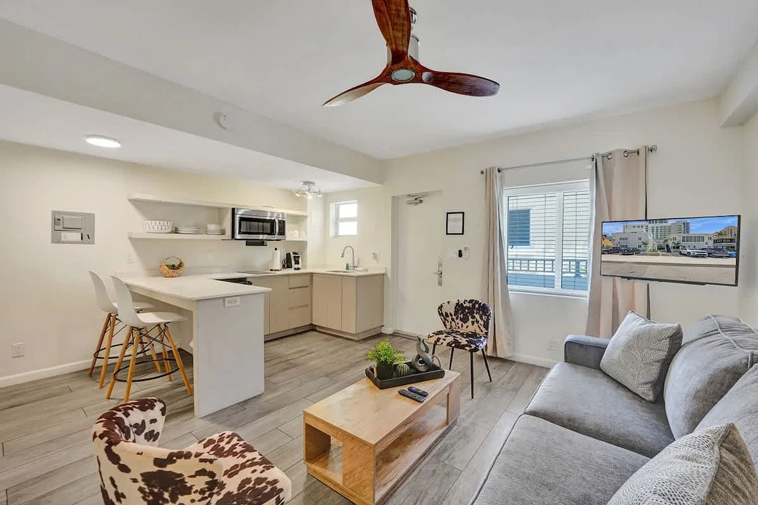 1 bed, 1.0 bath, 3229 sqft, $4,608 — Photo 3