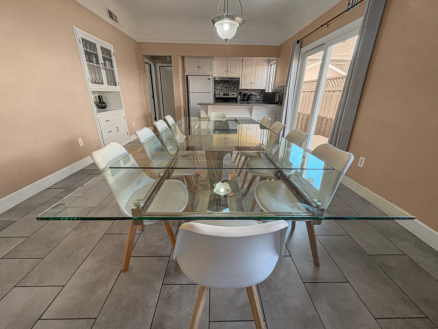 4 bed, 1641 sqft, $5,300 — Photo 2