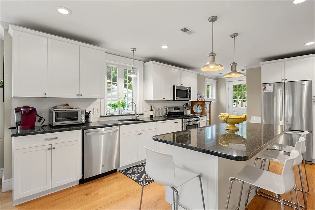 3 bed, 2.5 bath, 1500 sqft, $4,400 — Photo 3