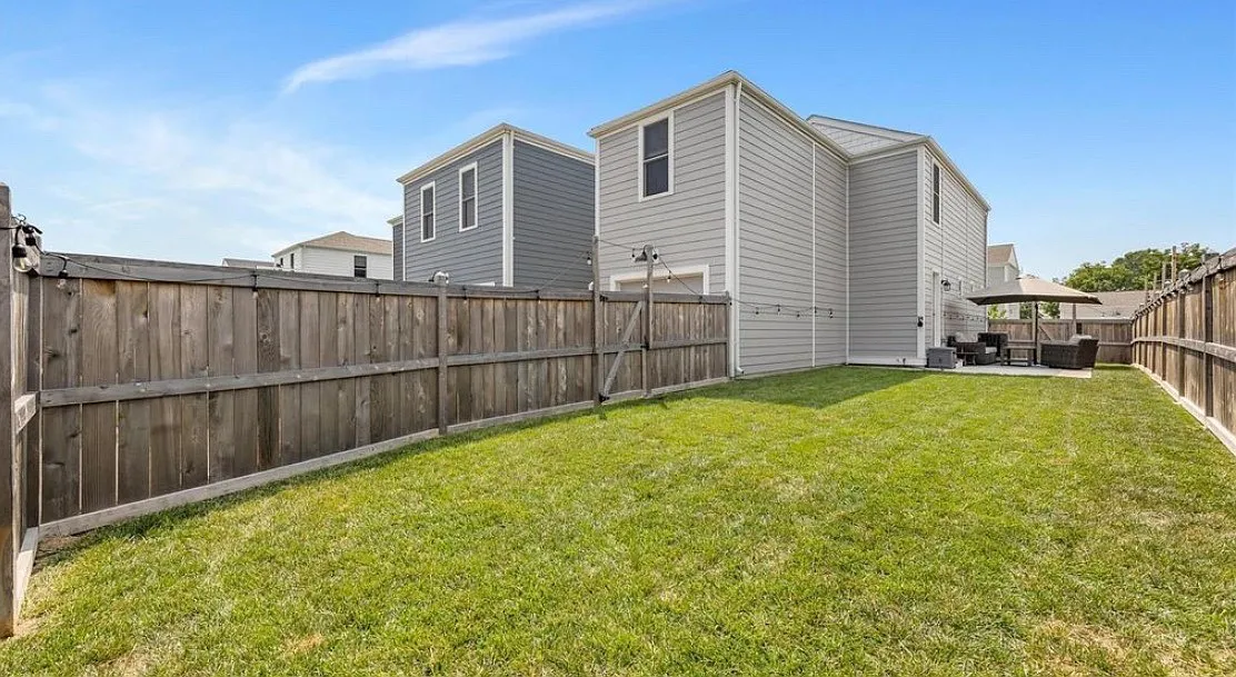 3 bed, 3.5 bath, 1715 sqft, $2,550 — Photo 3