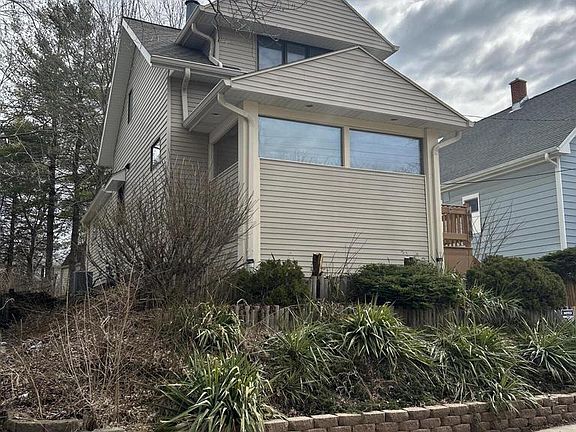 2nd image of 419 Hayes AVENUE