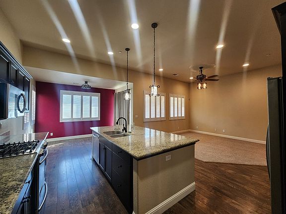 Open Concept Livingroom & Kitchen