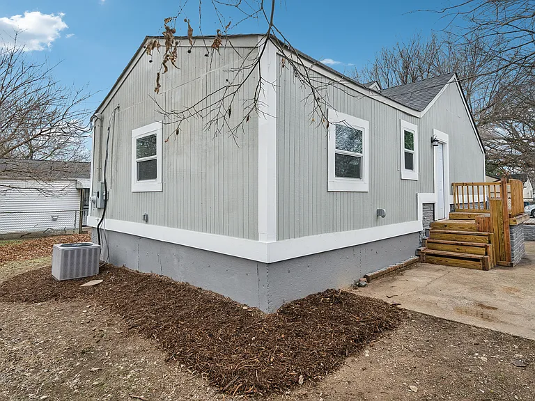 625 E Xyler St — Photo 9