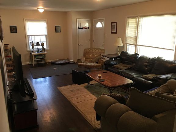 Living room/dining area