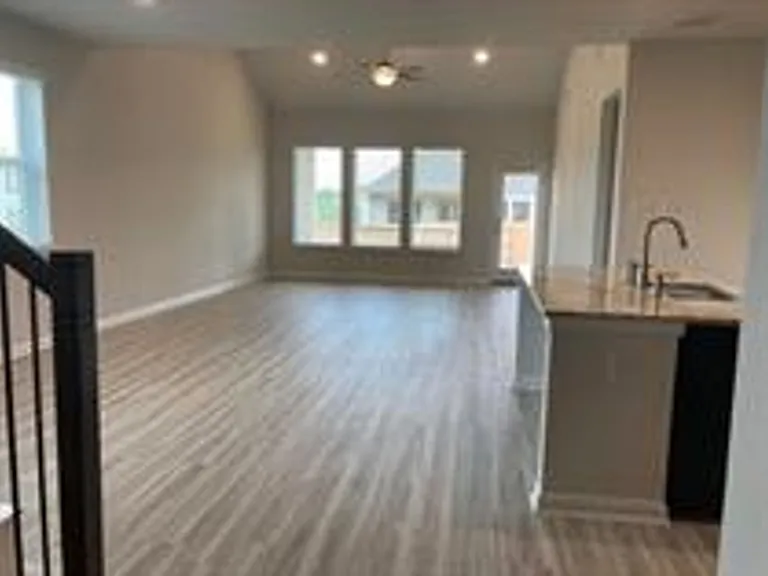 136 Green Knoll Ln — Photo 8
