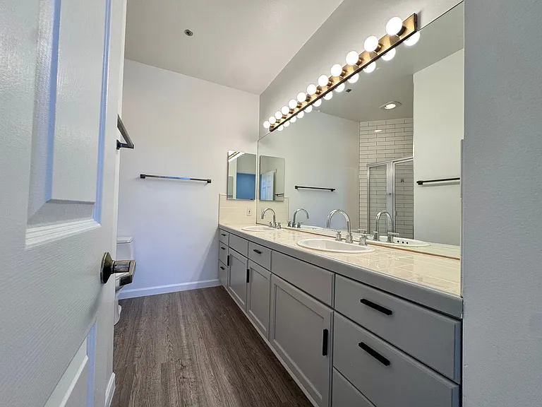 8915 Burton Way — Photo 27
