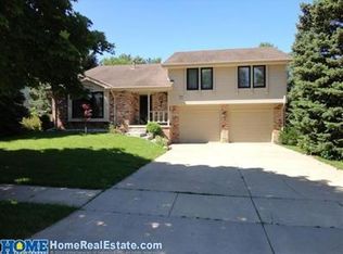 5911 Fieldcrest Way, Lincoln, NE 68512