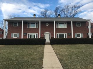 226 Longview Dr APT A, Geneva, IL 60134