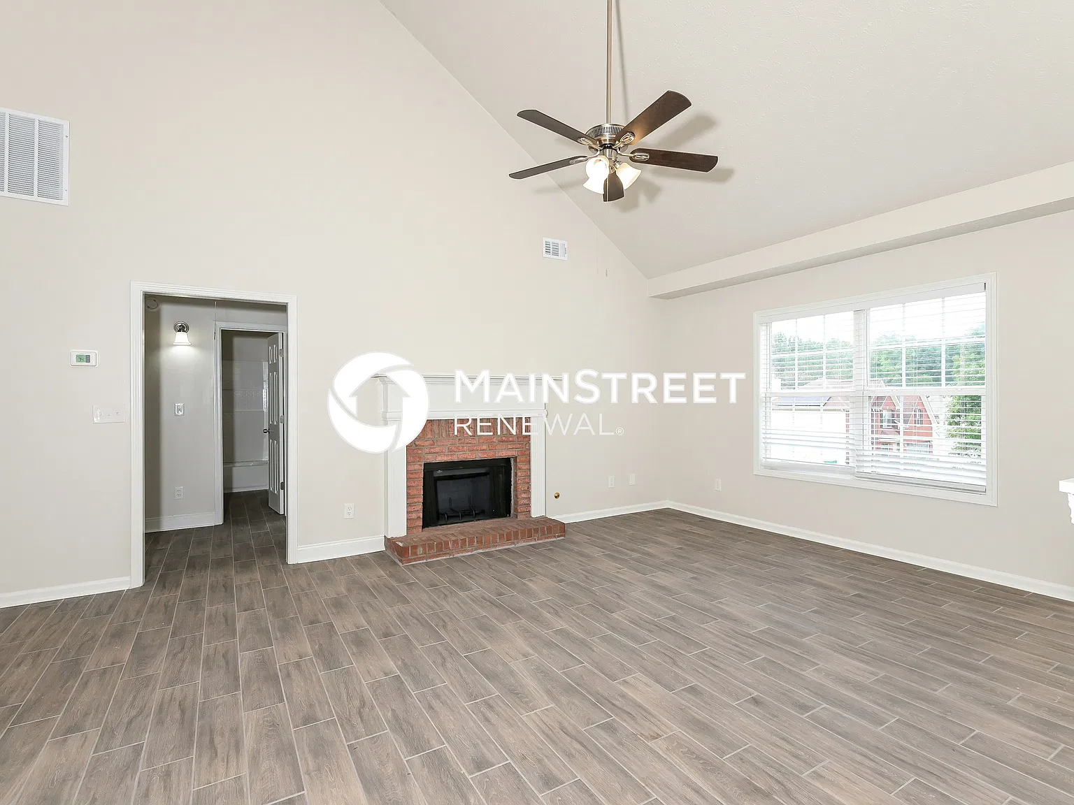 1599 Queen Elizabeth Dr — Photo 3