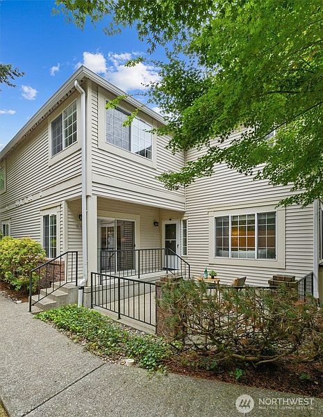 3rd image of 10909 Avondale Road NE #R170