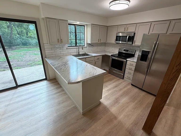 2428 Brookside Dr — Photo 2