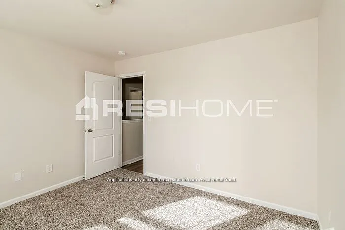 194 Queens Cir — Photo 11