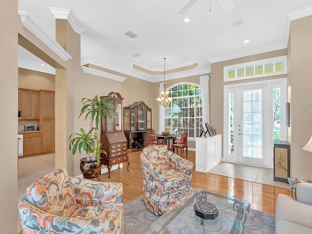 4 bed, 3.0 bath, 2369 sqft, $5,000 — Photo 4