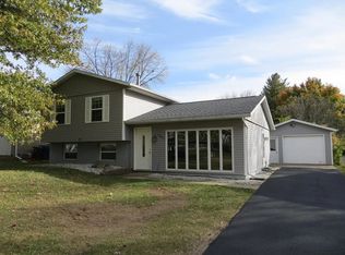 1807 Driftwood Ln NE, Cedar Rapids, IA 52402
