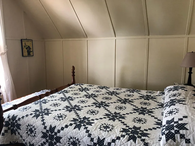 Second floor queen bed