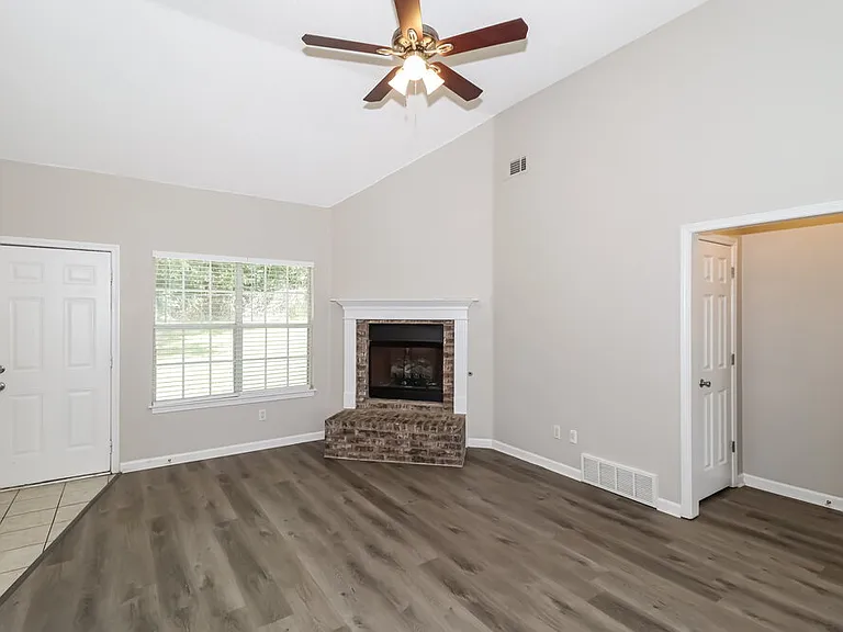 185 Village Dr — Photo 5