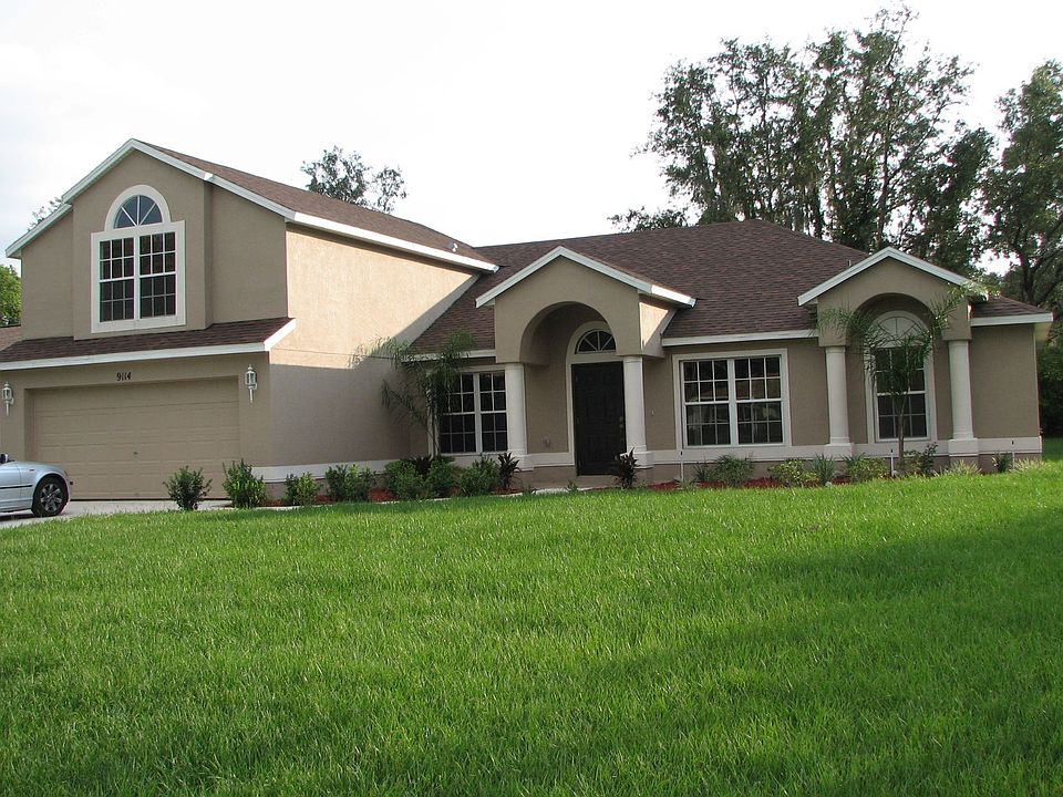 Lots of Privacy on Large Corner Lot!