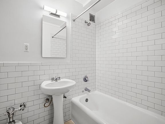 4th image of 307 E 44th St APT 807
