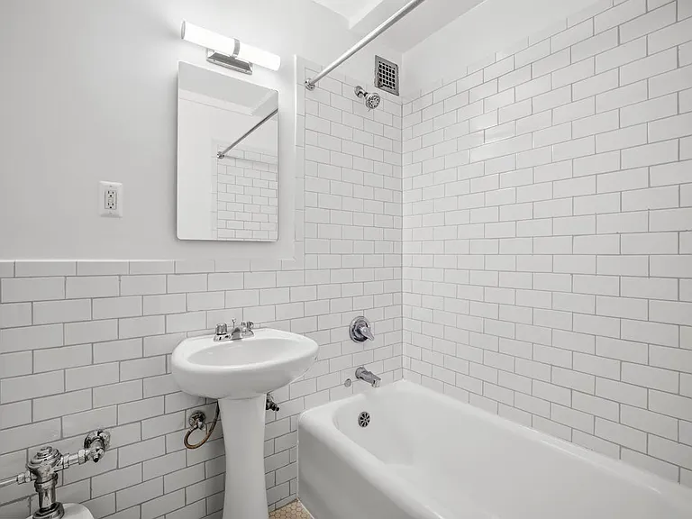 310 E 44th St #807 — Photo 5