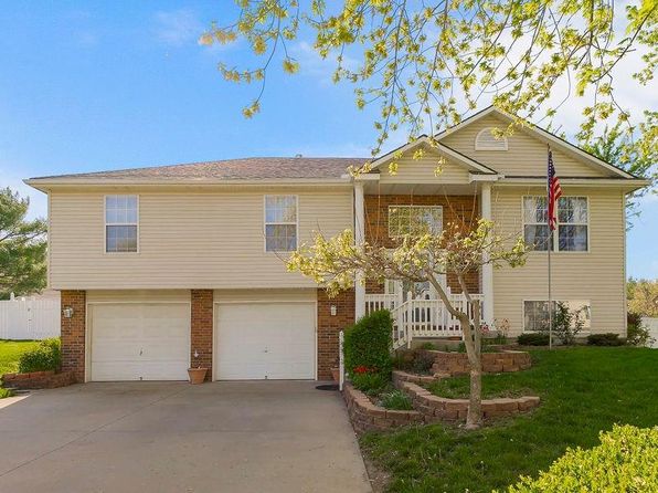 802 Tall Chief St, Buckner, MO 64016