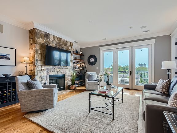 2nd image of 5647 N Clark Ave #403
