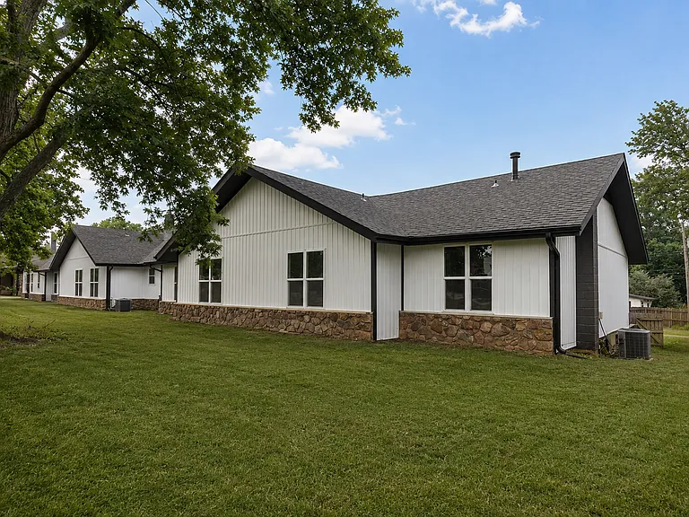 2025 E Battlefield Rd — Photo 34